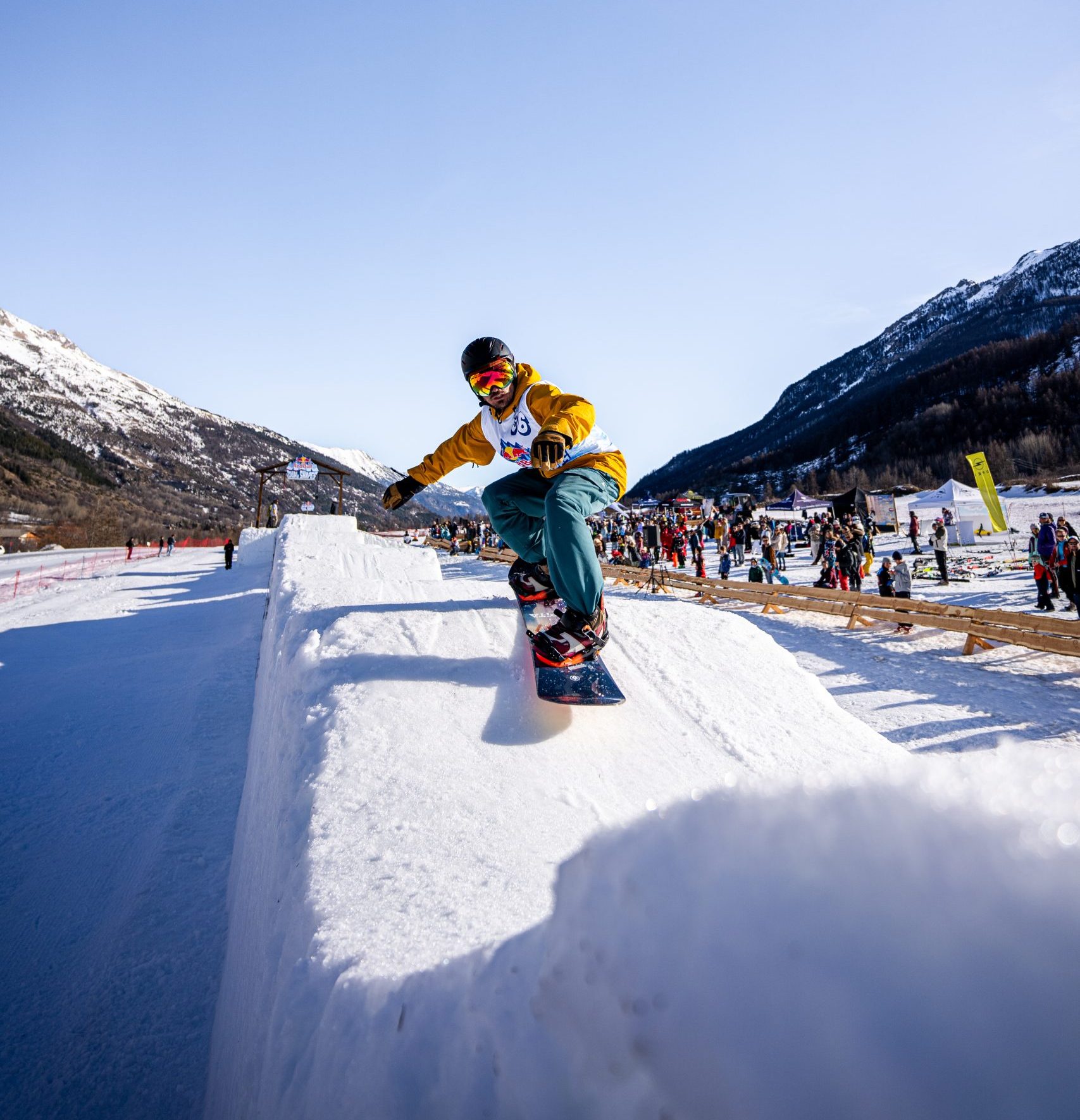 Snowboardeur sur un module de neige à Serre Chevalier