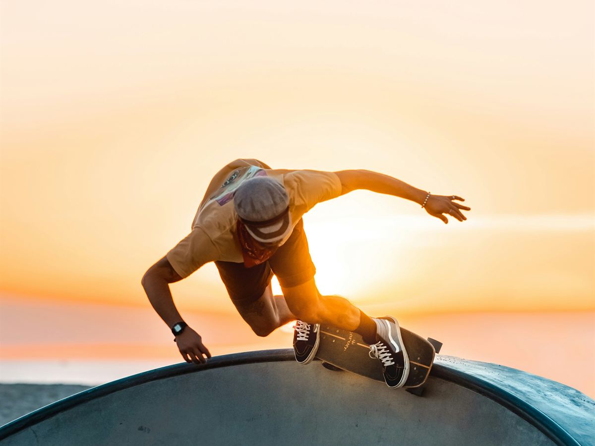 Skateur sur le rebord d'un bowl au coucher du soleil (photo d'illustration)