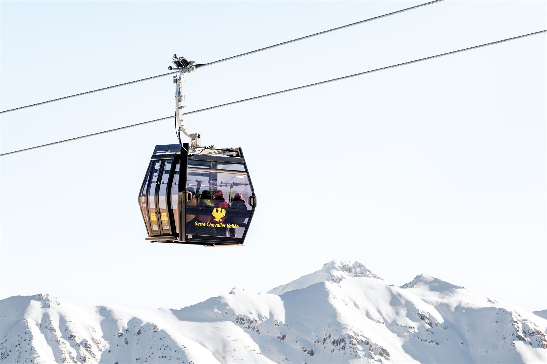 Télécabine de Serre Chevalier Vallée devant les sommets enneigés